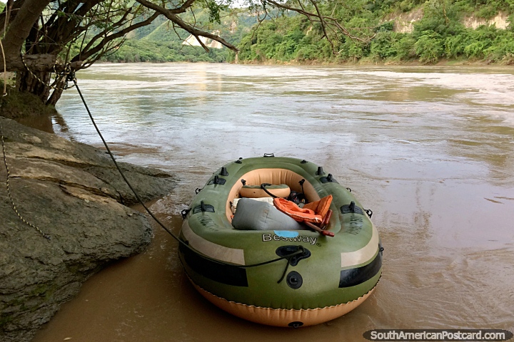 Todo listo para remar por el Ro Magdalena en un bote hinchable en la regin selvtica de Girardot. (720x480px). Colombia, Sudamerica.