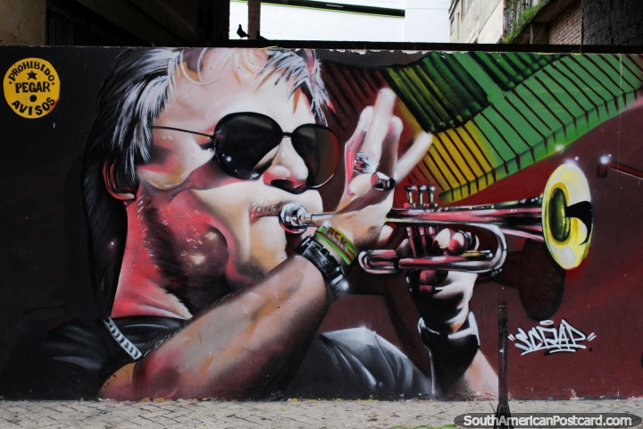 El hombre sopla una trompeta, arte callejero en la capital de la msica de Ibagu. (720x480px). Colombia, Sudamerica.