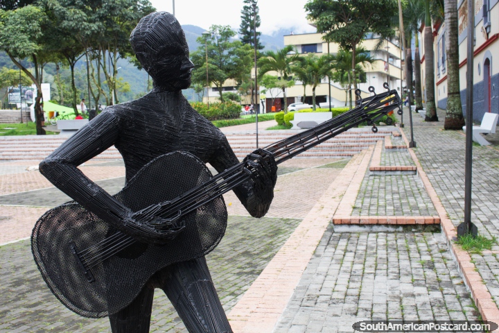 O guitarrista feito do ferro joga algumas frases musicais repetidas no Parque da Música em Ibague. (720x480px). Colômbia, América do Sul.