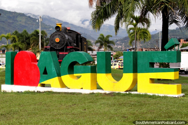 Amo Ibague, gran seal de bienvenida a la ciudad con un tren detrs y colinas distantes. (720x480px). Colombia, Sudamerica.