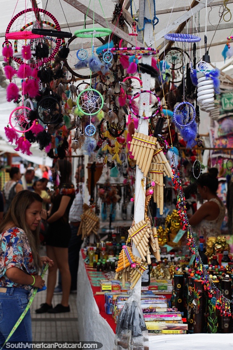 Atrapasueos, tubos de viento y todo tipo de pequeas golosinas disponibles en la Feria de Artes y Artesanas en Ibagu. (480x720px). Colombia, Sudamerica.