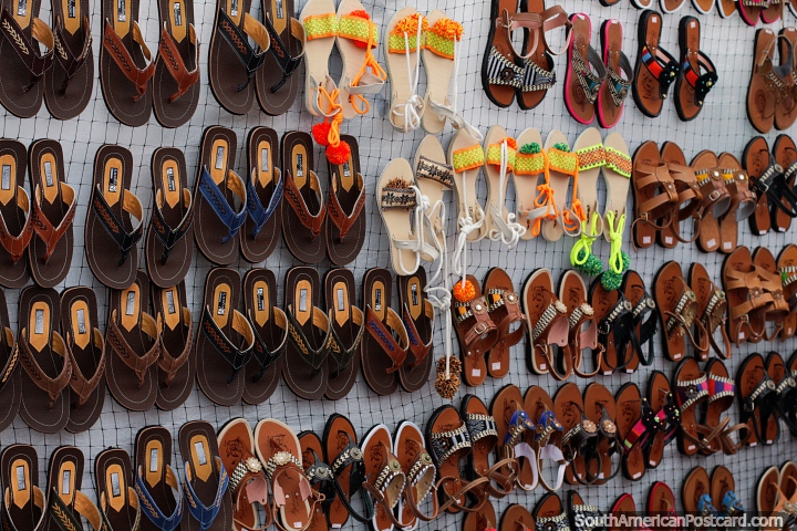Sandalias de cuero para hombres y mujeres, una amplia gama en la Feria de Artes y Artesanas en Ibagu. (720x480px). Colombia, Sudamerica.