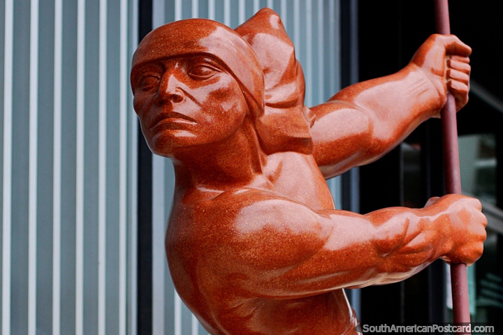 Escultura de El Boga, um guerreiro indgena (1963), feito de granito polido, esculpido por Julio Fajardo Rubio (1910-1979), Ibague. (720x480px). Colmbia, Amrica do Sul.