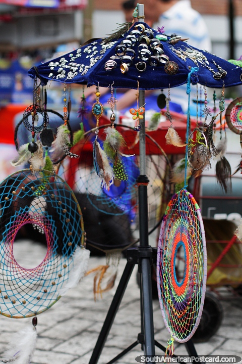 Joyas, anillos, pendientes con plumas y atrapasueos, en venta alrededor de Plaza Murillo en Ibagu. (480x720px). Colombia, Sudamerica.