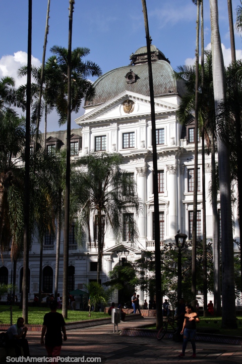 Palácio nacional e Palácio de justiça em Cali, belo edifïcio branco junto de Praça Cayzedo. (480x720px). Colômbia, América do Sul.