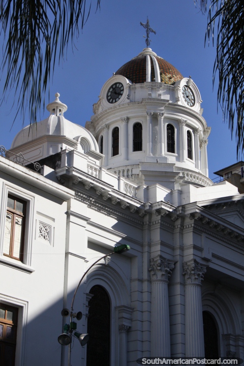 La torre del reloj y la cúpula en el centro de Cali, en Plaza Cayzedo son varios edificios blancos como este. (480x720px). Colombia, Sudamerica.