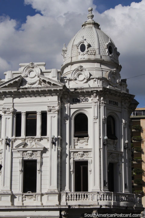 Edifício Otero na Praça Cayzedo em Cali, fachada histórica com uma cúpula, de cor cinza. (480x720px). Colômbia, América do Sul.
