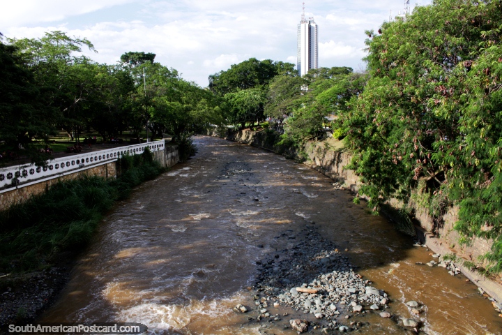 El Ro Cali atraviesa el centro de la ciudad, lo ve desde el Puente Ortiz y el parque. (720x480px). Colombia, Sudamerica.
