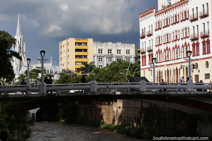 Ermita Church, the Cali River and the Coltabaco Building built in the 1920s and 1930s (right). (720x480px). Colombia, South America.