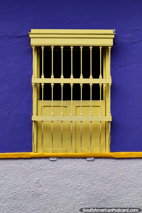 Ventana amarilla de madera y una pared azul en el Barrio de San Antonio en Cali. (480x720px). Colombia, Sudamerica.