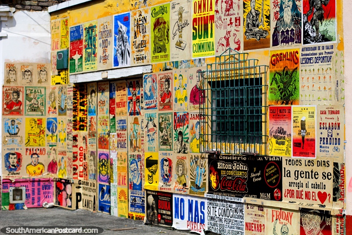 Frente a la tienda cubierto con coloridos carteles en el Barrio de San Antonio en Cali. (720x480px). Colombia, Sudamerica.