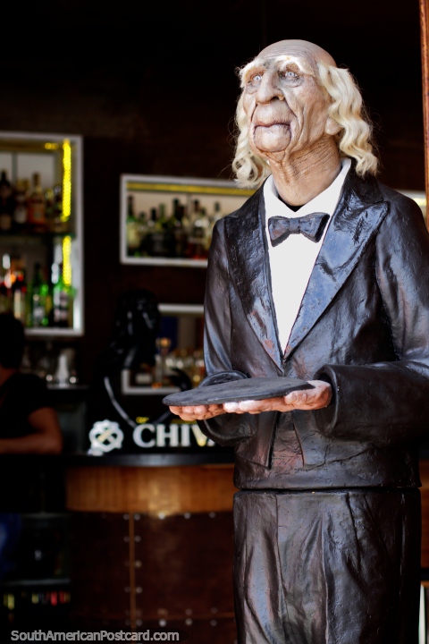 Camarero en la puerta del Restaurante Trilogia, San Antonio, Cali. (480x720px). Colombia, Sudamerica.