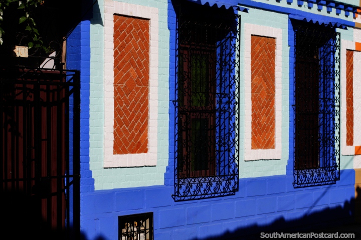 Colorida fachada azul con ventanas de hierro cubre en el Barrio de San Antonio en Cali. (720x480px). Colombia, Sudamerica.