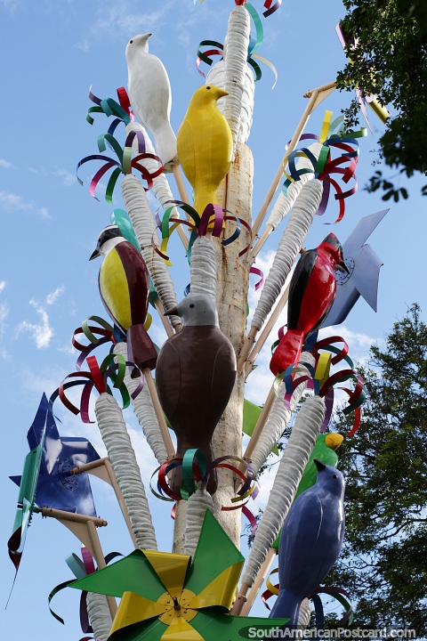 Una variedad de coloridas aves como decoracin en Colina San Antonio en Cali. (480x720px). Colombia, Sudamerica.