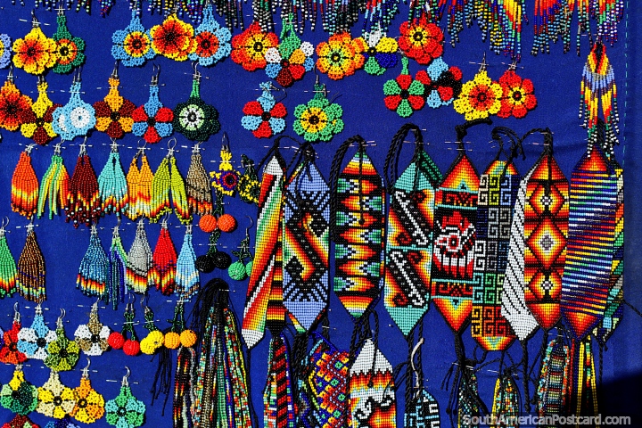 Punhos de camisa e brincos em cores brilhantes de venda em Colina San Antonio em Cali. (720x480px). Colmbia, Amrica do Sul.
