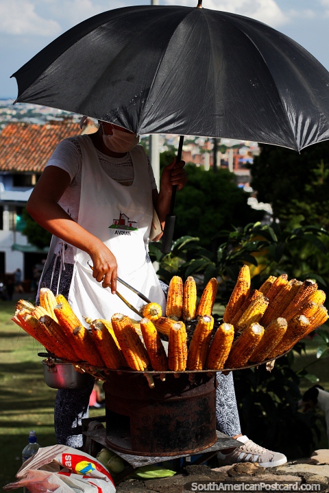Maz en la mazorca caliente, la comida ms popular para comer mientras ests en la Colina de San Antonio en Cali. (480x720px). Colombia, Sudamerica.