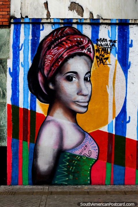 Hermosa mujer con pauelo de cabeza roja, arte callejero cerca del ro en Cali. (480x720px). Colombia, Sudamerica.