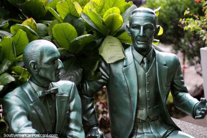 O par de homens esculpidos metlicos verdes em Poets Praa em Cali, que so eles? (720x480px). Colmbia, Amrica do Sul.