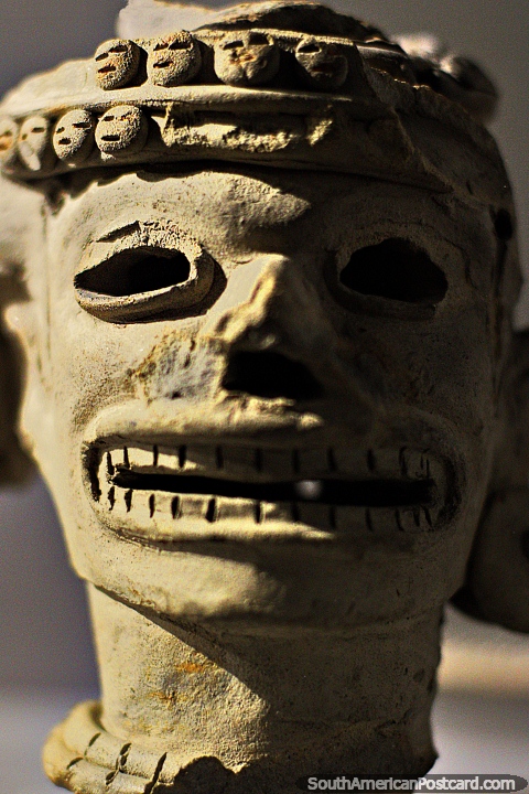 Cermica similar a una calavera, caras redondas pequeas arriba, Museo Arqueolgico La Merced, Cali. (480x720px). Colombia, Sudamerica.