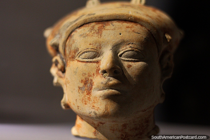 Cabeza bellamente elaborada hecha de cermica en el Museo Arqueolgico La Merced en Cali. (720x480px). Colombia, Sudamerica.