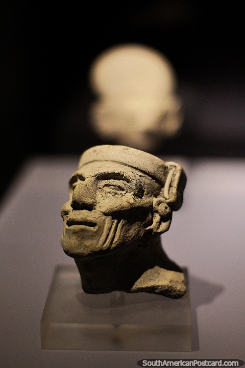 Muy pequea pieza de cermica de la cabeza de un hombre en el Museo Arqueolgico La Merced en Cali. (480x720px). Colombia, Sudamerica.