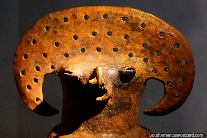 Cermica precolombina con rasgos faciales interesantes en el Museo Arqueolgico La Merced, Cali. (720x480px). Colombia, Sudamerica.