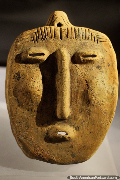 Duvidar-se, perguntar, sentir-se, olhar estreitamente - cermica pr-relativa-aos-EUA em Museu Arqueolgico de La Merced em Cali. (480x720px). Colmbia, Amrica do Sul.