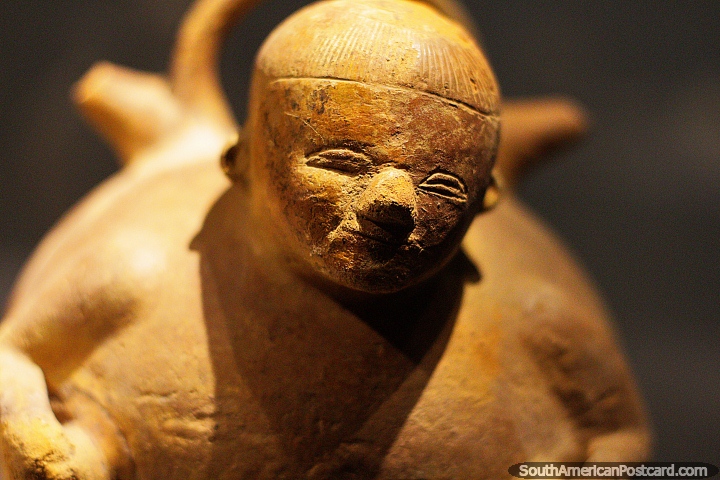Bela cermica, pr-relativa-aos-EUA, muitas estatuetas de terracota impressionantes da cultura de Tumaco, Museu Arqueolgico de La Merced, Cali. (720x480px). Colmbia, Amrica do Sul.