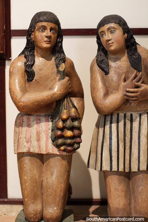 Pareja de mujeres, una con frutas en el Museo de Arte Religioso La Merced en Cali. (480x720px). Colombia, Sudamerica.