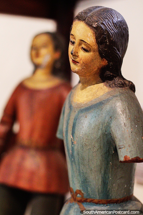 Vestida de azul, una figura femenina en el Museo de Arte Religioso La Merced en Cali. (480x720px). Colombia, Sudamerica.