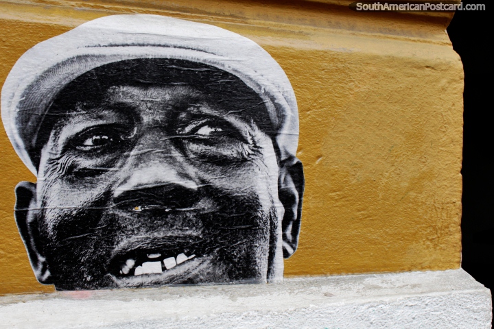 Foto de un anciano Colombiano estampado en una pared como arte callejero en Cali. (720x480px). Colombia, Sudamerica.