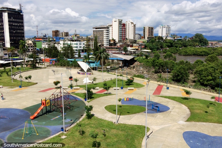 Auditório e crianças que jogam área no parque de praia em Buenaventura - Parque Nestor Urbano Tenorio. (720x480px). Colômbia, América do Sul.
