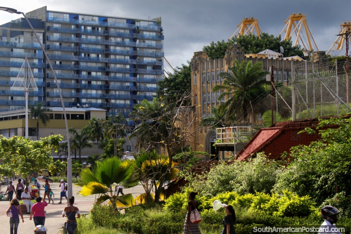 Área del parque entre la catedral y el puerto en Buenaventura con edificios y flora tropical verde. (720x480px). Colombia, Sudamerica.