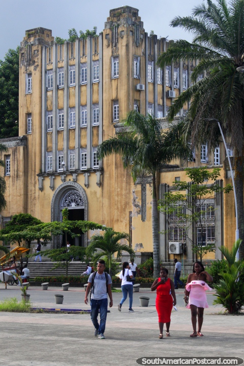 El edificio más histórico de Buenaventura en términos de apariencia, antiguo y interesante. (480x720px). Colombia, Sudamerica.