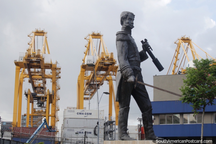 Grúas en el puerto y una estatua de un hombre sosteniendo una espada en Buenaventura. (720x480px). Colombia, Sudamerica.