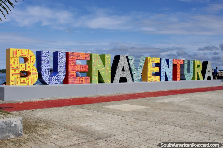 Bienvenido a Buenaventura, el gran cartel colorido en el parque junto al mar con letras enormes. (720x480px). Colombia, Sudamerica.