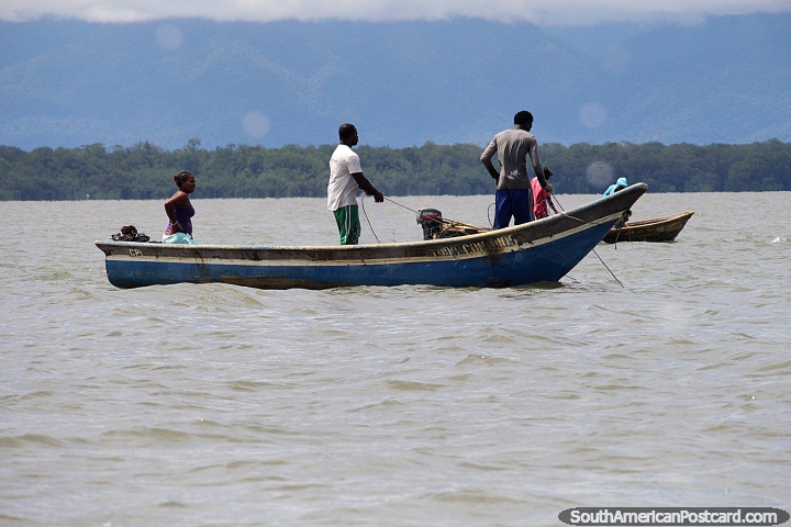 Fishermen off the coast of Buenaventura pull in fishing nets. (720x480px). Colombia, South America.