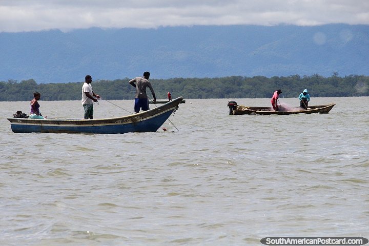 Pescadores vistos en el viaje en bote de 1 hora desde Buenaventura a la playa de Juanchaco. (720x480px). Colombia, Sudamerica.