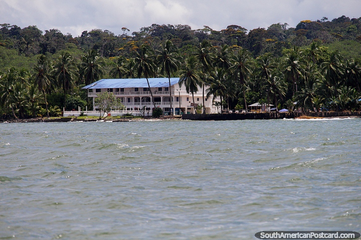 Hotel El Galeon está entre o mar e mato da costa de Buenaventura. (720x480px). Colômbia, América do Sul.