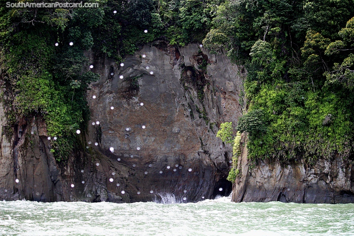 Cuevas junto al mar en la zona cercana al Hotel Maguipi, costa de Buenaventura. (720x480px). Colombia, Sudamerica.