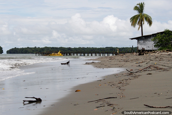 Olhar atravs de praia de Juanchaco ao cais distante, 1 hora ao norte de Buenaventura. (720x480px). Colmbia, Amrica do Sul.