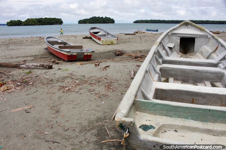 Barcos em praia de Juanchaco, uma hora ao norte de Buenaventura por mar, bastante desertado. (720x480px). Colômbia, América do Sul.