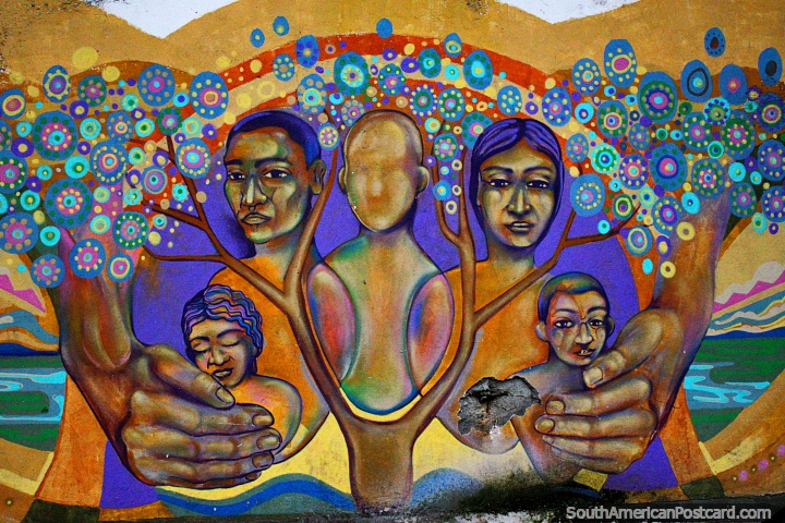 Homem, mulher e as suas crianças, árvores psicodélicas e grandes mãos, arte de rua em Buenaventura. (720x480px). Colômbia, América do Sul.