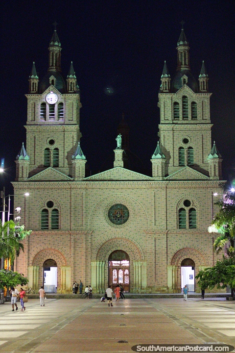 Basílica del Señor de los Milagros en Buga por la noche con más de 3 millones de peregrinos cada año. (480x720px). Colombia, Sudamerica.