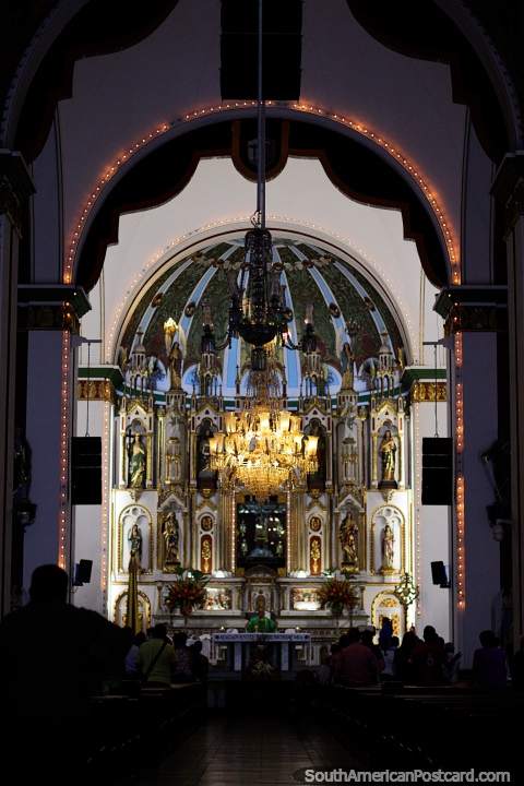 Dentro da catedral famosa em Buga a noite com bela iluminação - Basilica do Senor dos Milagros. (480x720px). Colômbia, América do Sul.