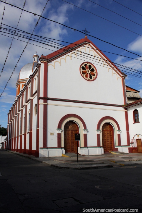 Iglesia de la Merced en Buga, siglo XVII, en 1766 fue destruida por un terremoto y reconstruida. (480x720px). Colombia, Sudamerica.