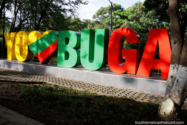 Eu Amor Buga, sinal colorido no parque. Buga está entre Cali e a Armênia. (720x480px). Colômbia, América do Sul.