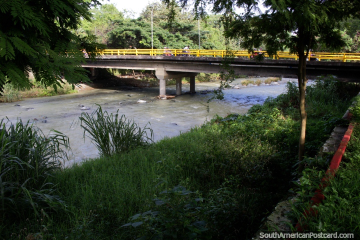 Río Guadalajara y puente en Buga, sitio donde la famosa cruz de madera apareció flotando. (720x480px). Colombia, Sudamerica.