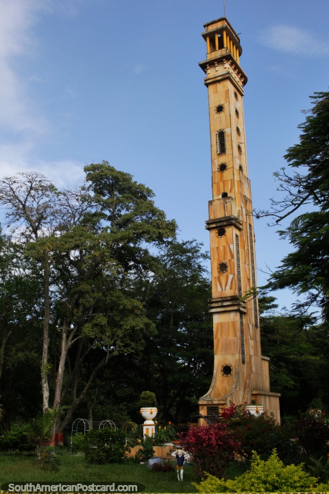 Monumento Faro Alejandro Cabal Pombo en Buga en el parque al lado del río, jardín de la cerámica. (480x720px). Colombia, Sudamerica.