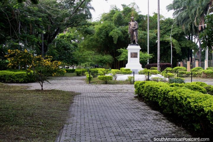 El Parque Simón Bolívar alias Paso de las Almas: las siluetas de las mujeres que recogen agua las hicieron parecer almas perdidas, Buga. (720x480px). Colombia, Sudamerica.
